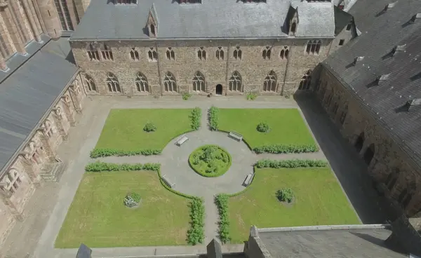 Der Rosengarten der mittelalterlichen Hainaer Klosteranlage Der Rosengarten der mittelalterlichen Hainaer Klosteranlage