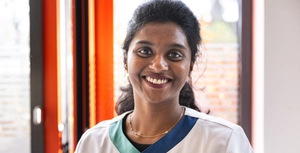 Indische Pflegefachperson
