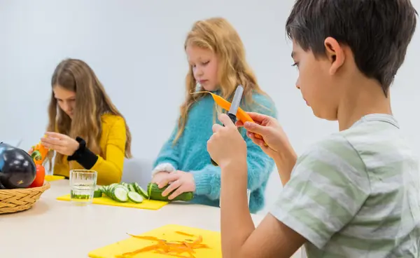 Kinder basteln gemeinsam am Tisch