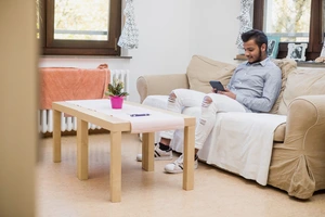 Jugendlicher auf der Couch mit Smartphone Jugendlicher auf der Couch mit Smartphone