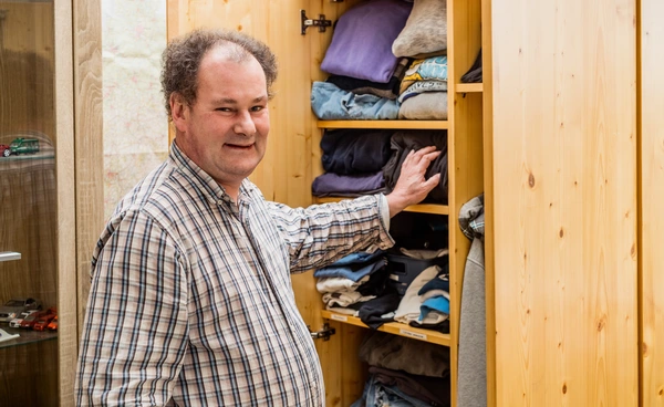 mann steht am Kleiderschrank mann steht am Kleiderschrank