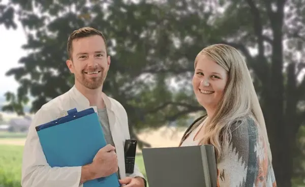 Zwei Ärzte mit Unterlagenmappen Zwei Ärzte mit Unterlagenmappen
