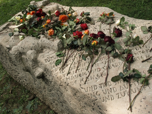 Foto: Gedenkstein mit Rosen