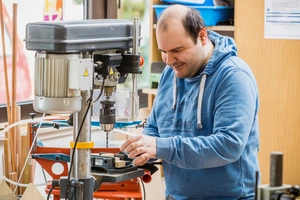 Mann in Werkstatt