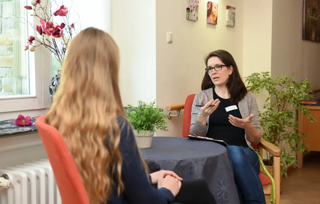 Die leitende Psychologin Dr. Svenja Kräling im Gespräch mit einer Patientin. Die leitende Psychologin Dr. Svenja Kräling im Gespräch mit einer Patientin.