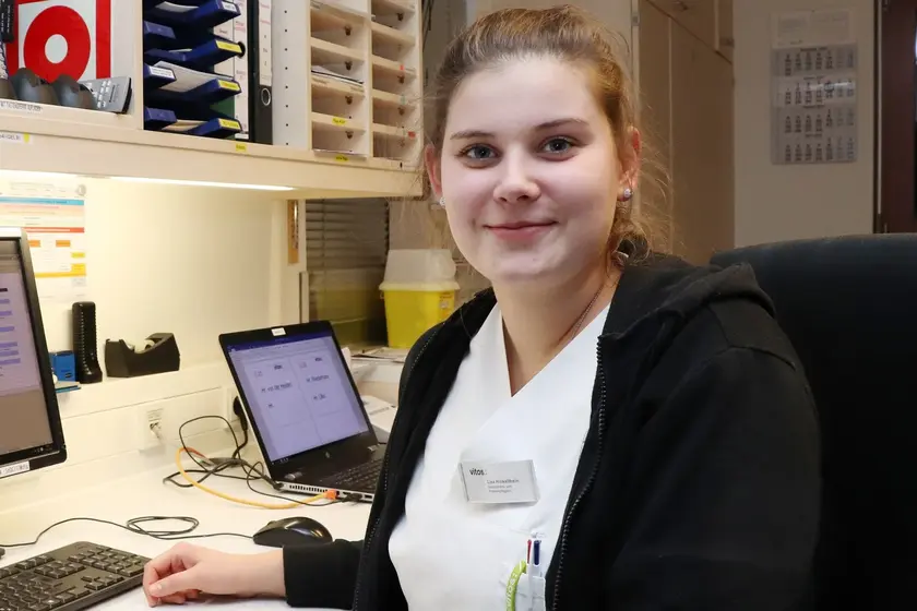 Lisa Hinkelthein arbeitet nach ihrer Ausbildung in der Vitos Schule für Gesundheitsberufe Oberhessen als Gesundheits- und Krankenpflegerin in der Vitos Klinik für Psychiatrie und Psychotherapie Haina. Lisa Hinkelthein arbeitet nach ihrer Ausbildung in der Vitos Schule für Gesundheitsberufe Oberhessen als Gesundheits- und Krankenpflegerin in der Vitos Klinik für Psychiatrie und Psychotherapie Haina.