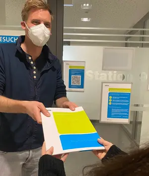 Übergabe der Begrüßungsmappe