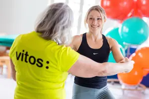 Zwei Frauen im Fitnessstudio