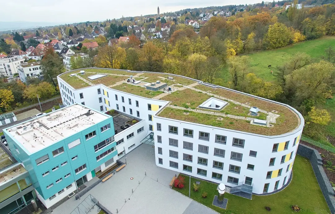 Begrüntes Dach der Vitos Klinik für Psychiatrie und Psychotherapie Kassel Begrüntes Dach der Vitos Klinik für Psychiatrie und Psychotherapie Kassel