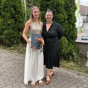 Zwei Frauen und ein Blumenstrauß