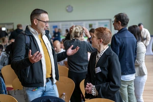 Teilnehmende am Fachsymposium zum Tag der Pflege bei Vitos in Gießen diskutieren miteinander.