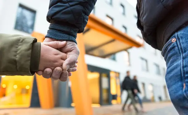 Die Aufnahme in die Vitos Kinder- und Jugendklinik für psychische Gesundheit oder einer ihrer Tageskliniken erfolgt über ein Gespräch in der Ambulanz Die Aufnahme in die Vitos Kinder- und Jugendklinik für psychische Gesundheit oder einer ihrer Tageskliniken erfolgt über ein Gespräch in der Ambulanz