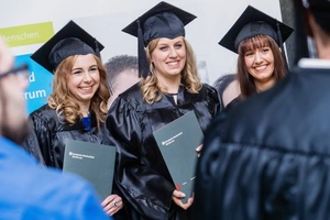 Drei Bachelor Absolventinnen des Pflegestudiums
