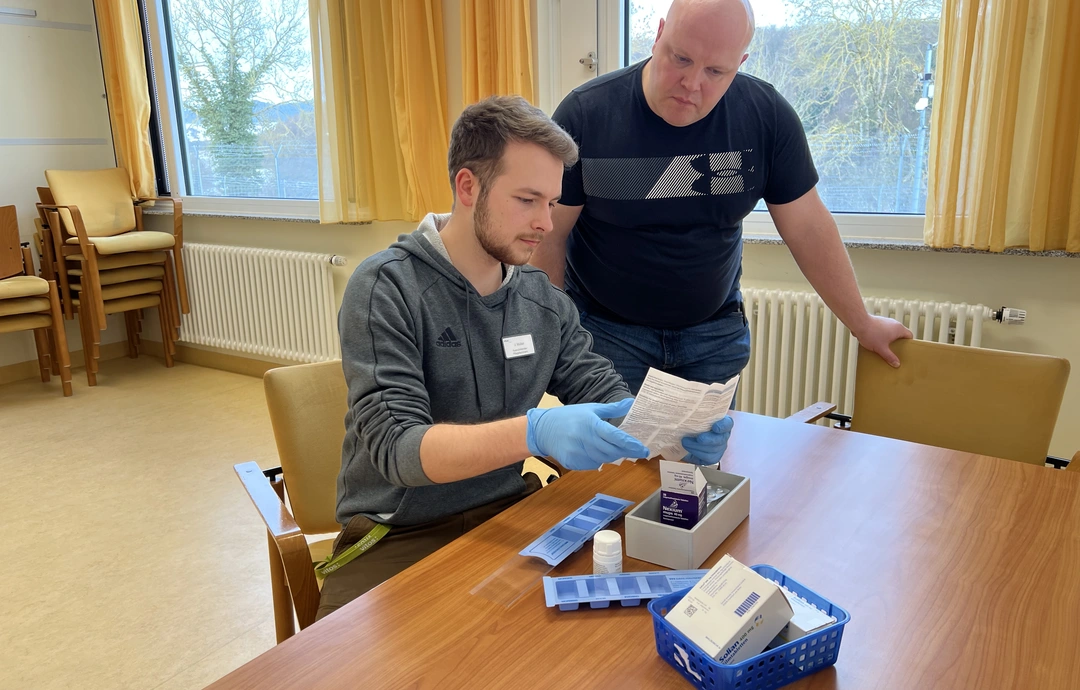 Jonas Müller und Praxisanleiter Timo Lange