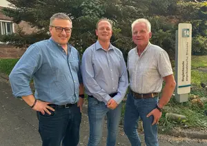 Thomas Pfeifer (links) übernimmt zum Jahreswechsel die Standortleitung der Vitos Begleitenden psychiatrischen Dienste in Marburg von Bernd Donges (rechts). Dennis Leukel (mitte) ist stv. Standortleiter.
