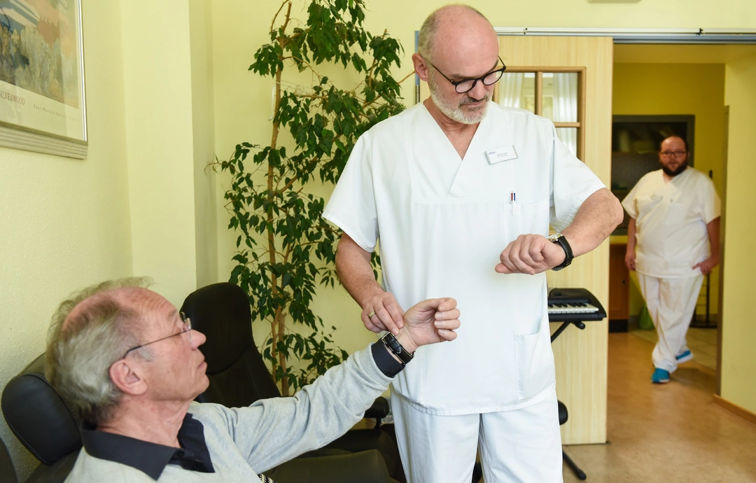 Im Rahmen der Bezugspflege bauen die Pflegekräfte einen engen Kontakt zu den Patienten auf. 