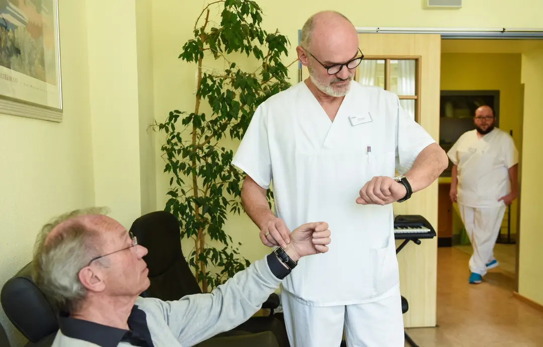 Im Rahmen der Bezugspflege bauen die Pflegekräfte einen engen Kontakt zu den Patienten auf. Im Rahmen der Bezugspflege bauen die Pflegekräfte einen engen Kontakt zu den Patienten auf.