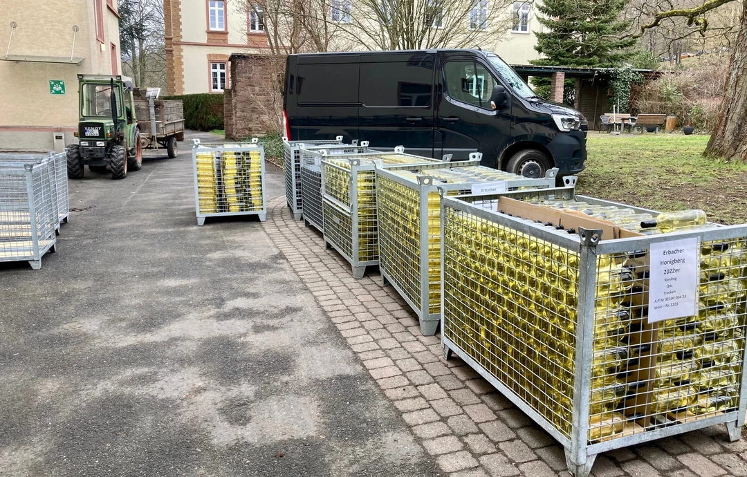 Paletten mit Weinflaschen Paletten mit Weinflaschen