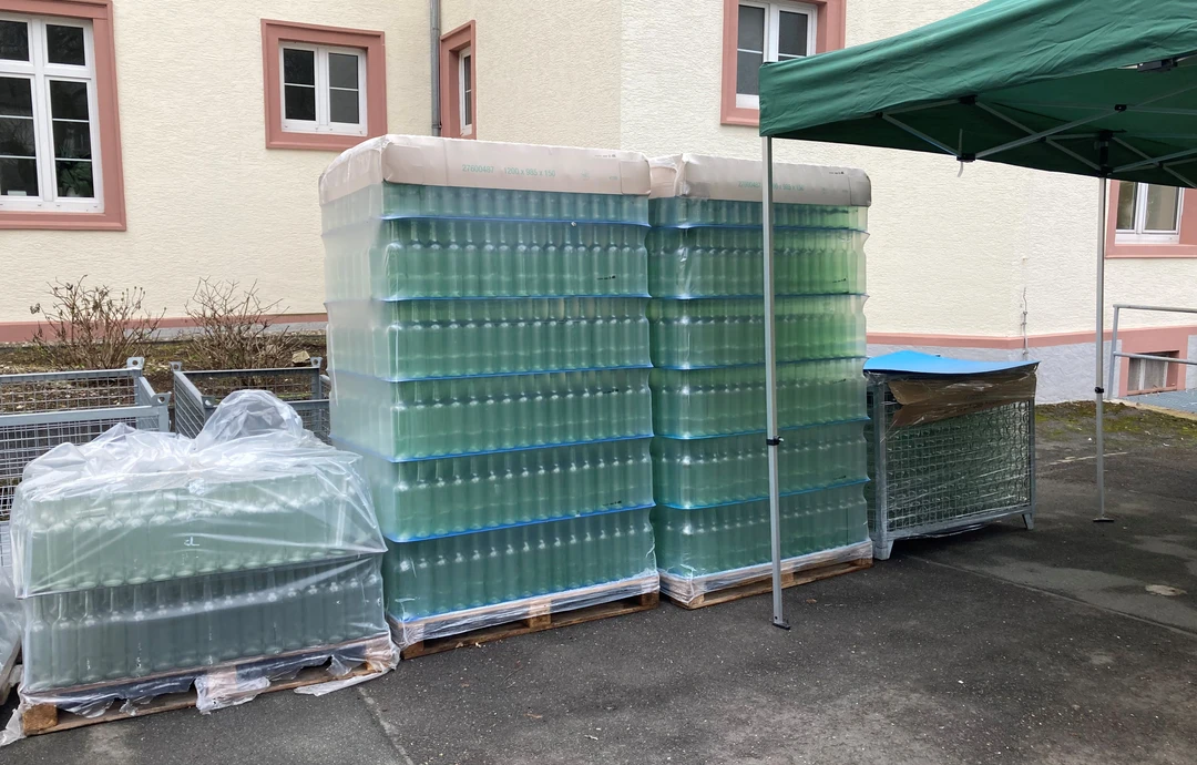 eingeschweißte Paletten mit Weinflaschen eingeschweißte Paletten mit Weinflaschen
