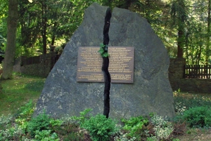 Der Gedenkstein erinnert an die Opfer der Zeit von 1934-1945