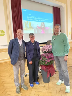 von links: Prof. Dr. Alexander Trost mit Ursel Basener-Roszak und Dr. Christoph Andreis