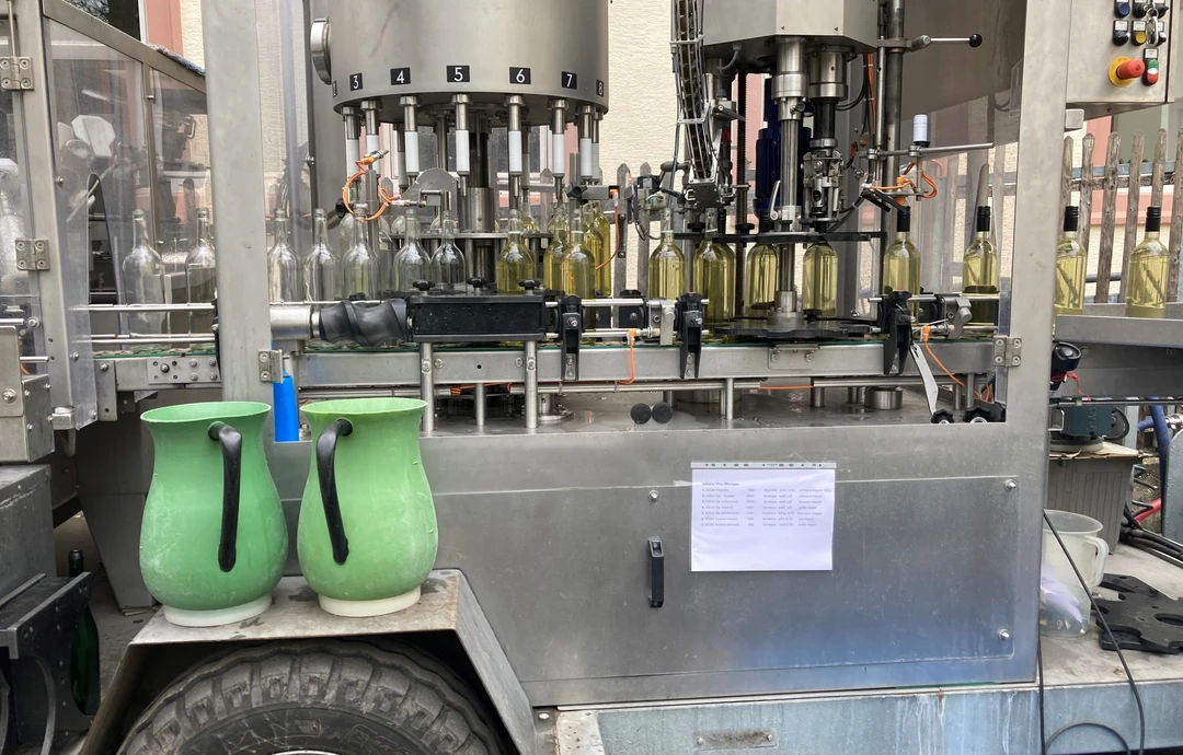 Abfülllmaschine, an der Flaschen mit Wein abgefüllt werden Abfülllmaschine, an der Flaschen mit Wein abgefüllt werden