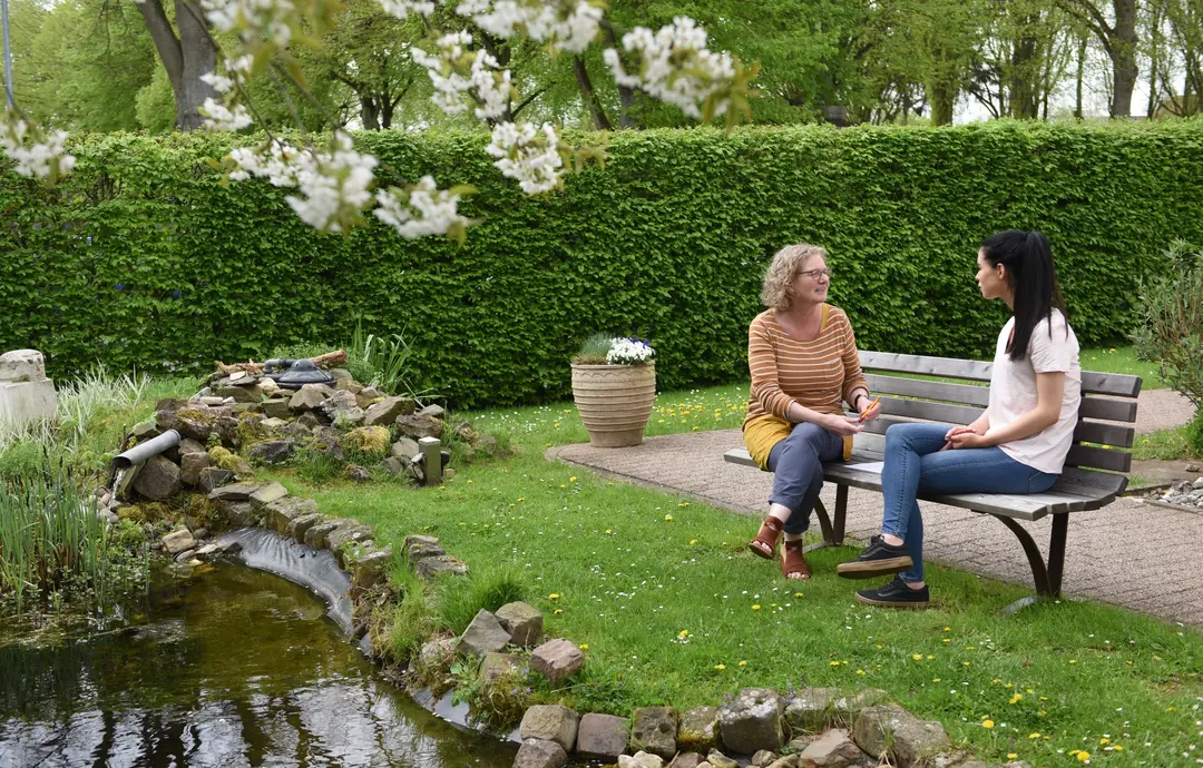 Eine Tagesklinik bietet psychisch kranken Menschen die Möglichkeit, eine intensive psychotherapeutische Behandlung in Anspruch zu nehmen, unter Umständen eine medikamentöse Einstellung vornehmen zu lassen und gleichzeitig durch den teilstationären Charakter die Selbstständigkeit im Alltag zu erhalten und zu fördern. Eine Tagesklinik bietet psychisch kranken Menschen die Möglichkeit, eine intensive psychotherapeutische Behandlung in Anspruch zu nehmen, unter Umständen eine medikamentöse Einstellung vornehmen zu lassen und gleichzeitig durch den teilstationären Charakter die Selbstständigkeit im Alltag zu erhalten und zu fördern.