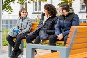 Jugendliche sitzen auf Bank