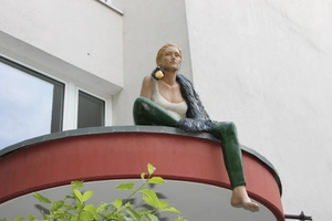 Eingangsbereich der Tagesklinik Wiesbaden mit einer Skulptur von Birgid Helmy