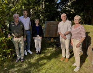 Gruppe vor Mahnmal