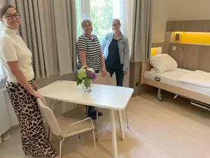 Klinikdirektorin Dr. Katrin Naundorf, Geschäftsführerin Esther Storto und Wahlleistungsmanagerin Elisabeth Balzer überzeugen sich von der Qualität des neuen „Vitos komfort“-Zimmers