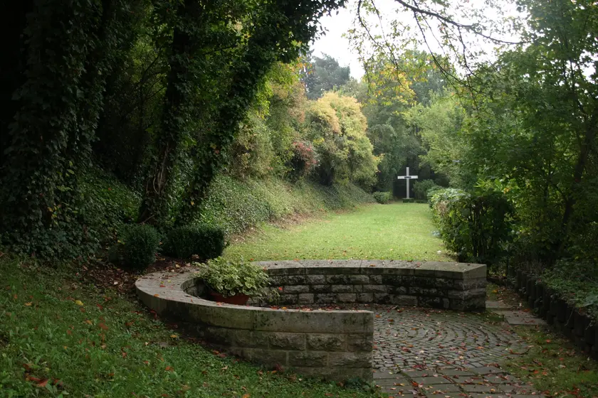 Das Rondell am Gedenkort Kalmenhof Das Rondell am Gedenkort Kalmenhof