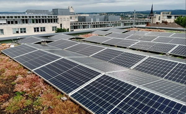Photovoltaikanlage auf dem Dach des Bürogebäudes der Vitos gGmbH