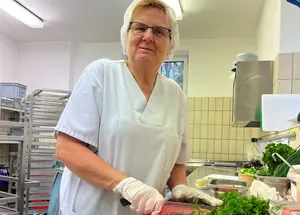 Küchenmitarbeiterin Petra Pitz bereitet die das Essen für die Veranstaltungen vor