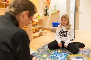 Kind spielt mit erwachsener Frau
