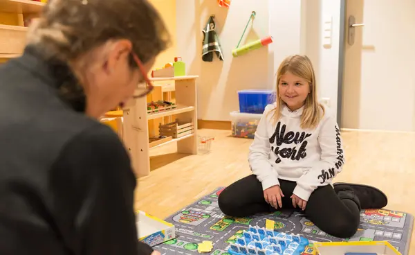 Kind spielt mit erwachsener Frau Kind spielt mit erwachsener Frau