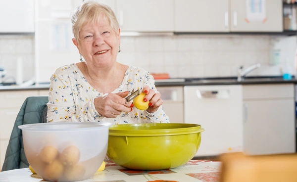 Frau schälft Kartoffeln Frau schälft Kartoffeln
