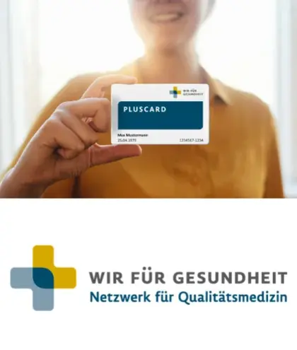 Frau zeigt PlusCard und Logo Wir für Gesundheit
