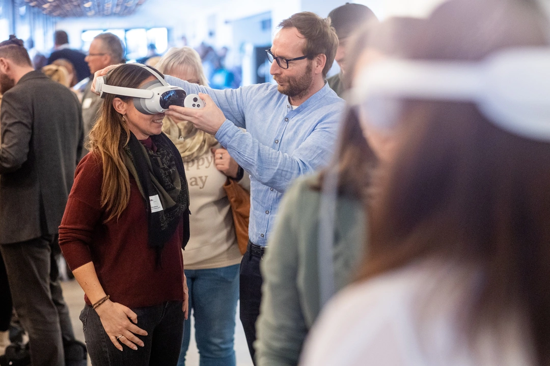 Besucherin der Fachtagung testet VR-Brille