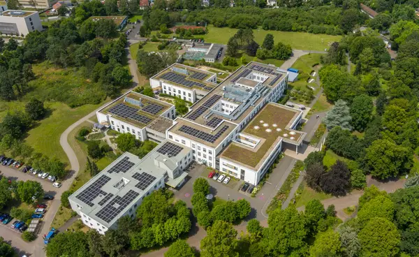 PV-Anlage auf dem Dach des Vitos Klinikums Gießen-Marburg PV-Anlage auf dem Dach des Vitos Klinikums Gießen-Marburg