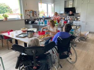Menschen beim Kochen