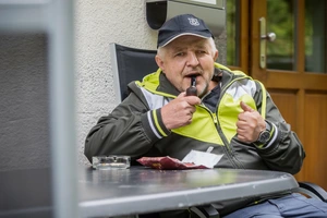 Mann raucht Pfeife Mann raucht Pfeife