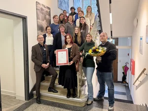 Das Team der Vitos psychiatrischen Tagesklinik Gießen in der Licher Straße mit dem Ärztlichen Direktor Prof. Dr. Michael Franz (vorne links) und der Therapeutischen Leiterin Dr. Katharina Graben (vorne mitte).