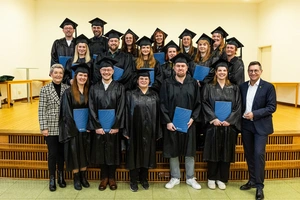 19 Vitos Mitarbeitende schließen Pflegestudim ab