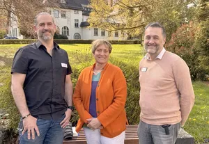 Esther Storto (Mitte) und Dr. Christoph Andreis (rechts) freuen sich, dass Norman Faßbender (links) die neue Herausforderung als Stellvertretender Klinikdirektor angenommen hat.