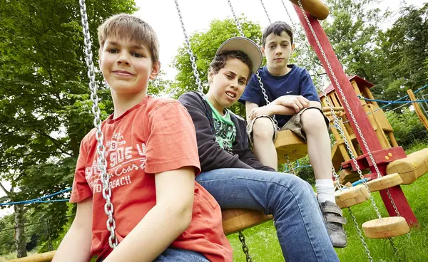 Jungs auf dem Spielplatz, Vitos Kinder- und Jugendklinik für psychische Gesundheit Marburg Jungs auf dem Spielplatz, Vitos Kinder- und Jugendklinik für psychische Gesundheit Marburg