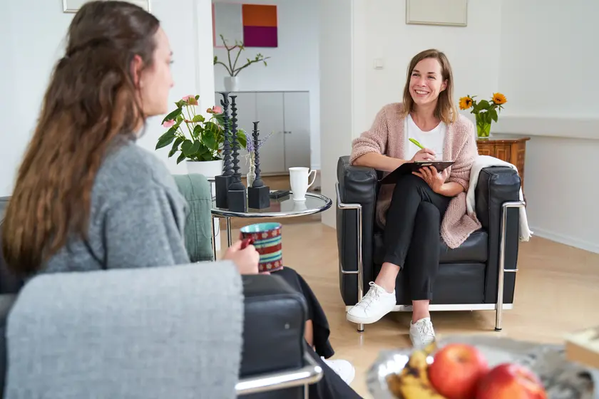 Gesprächssituation von zwei Frauen Gesprächssituation von zwei Frauen