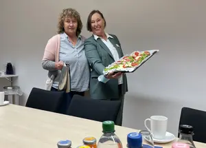 Gute Laune gehört für sie dazu – Carmen Römer und Elena Matz beim Vorbereiten eines Sitzungsraums