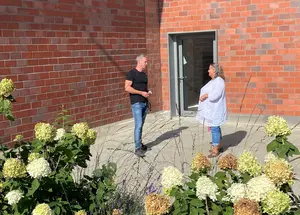 Fabian Vock im Gespräch mit einer Kollegin im Atrium der Klinik