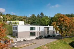 Das Foto zeigt ein Appartementhaus der bgleitenden psychiatrischen Dienste Rheingau